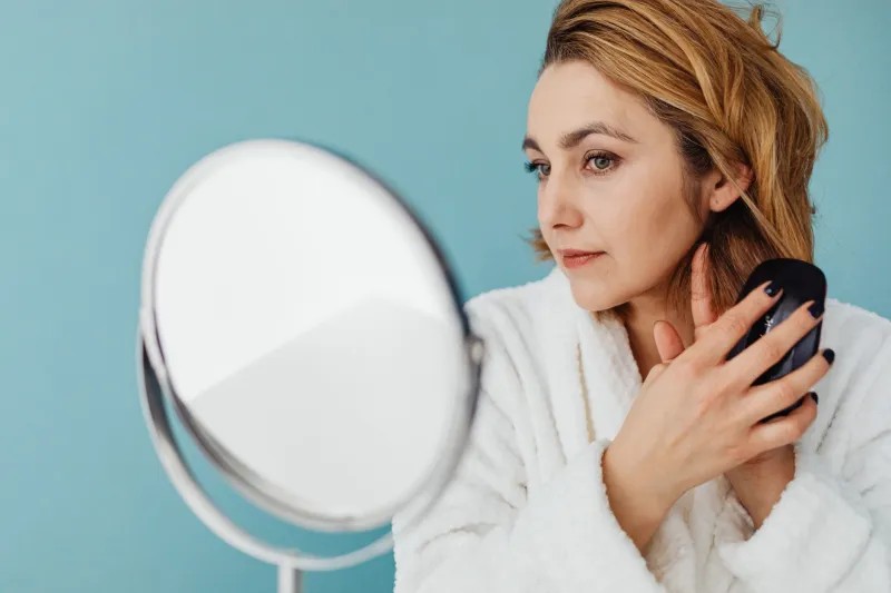 ¿Se te cae más cabello de lo normal? Aprende a distinguir la alarma real del susto pasajero