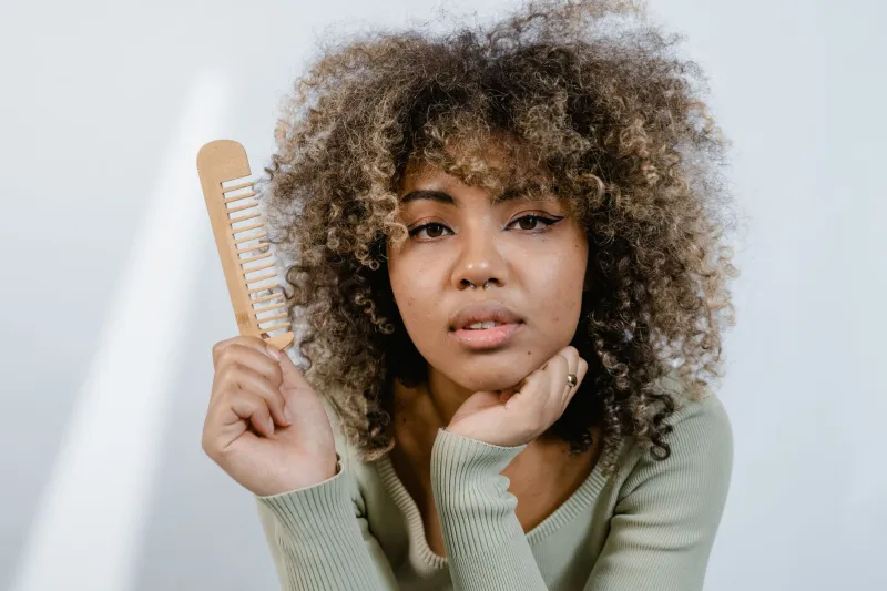 Frizz bajo control: cómo domar el cabello grueso sin sacrificar ni un gramo de volumen