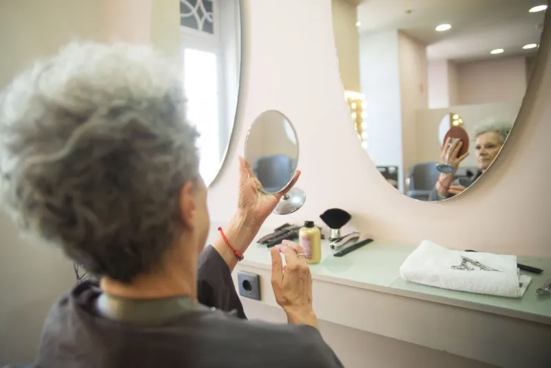 Hacerse un corte nuevo y sentirse otra: la psicología detrás de ese subidón de autoestima