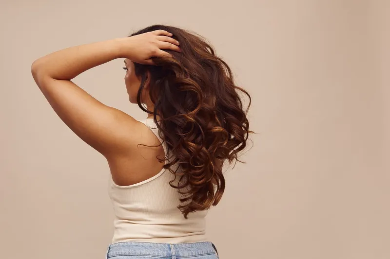 Abraza tu textura: técnicas sin calor para potenciar el cabello liso o rizado que ya tienes